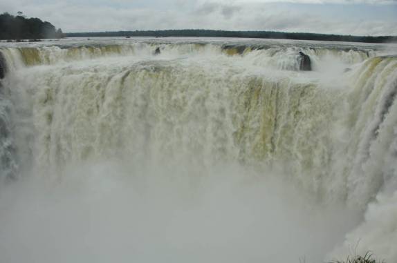 É muita água caindo!!! (no Parque Nacional Iguazu em Puerto Iguazu - Argentina)